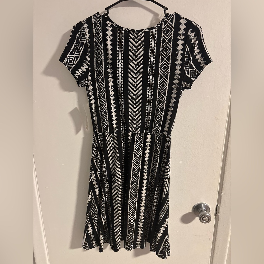 Derek Heart Black and White Midi Sundress with Flutter Sleeves - Picture 3 of 3